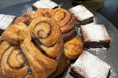 Zimtschnecken mit Brownies auf schwarzem rundem Teller