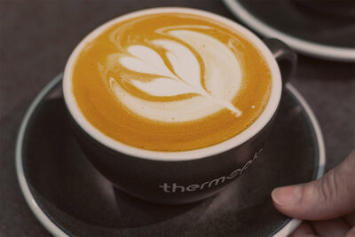 Cappuccino in Thermoplantasse mit Tulpen Latte Art