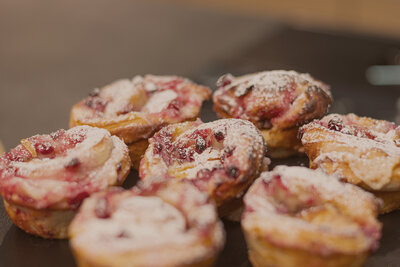 Muffin mit Beeren dekoriert mit Puderzucker