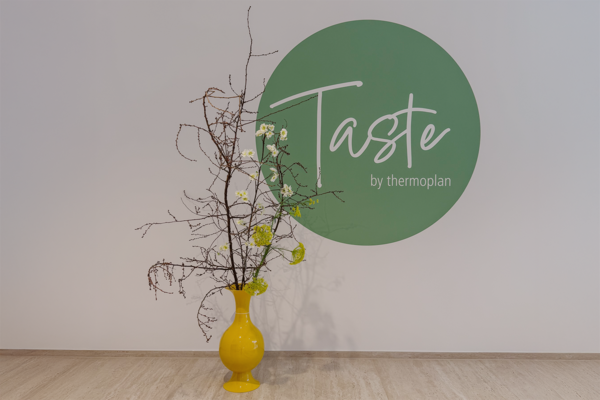 Eingang Restaurant Taste, Logo Taste by Thermoplan, Pflanze
